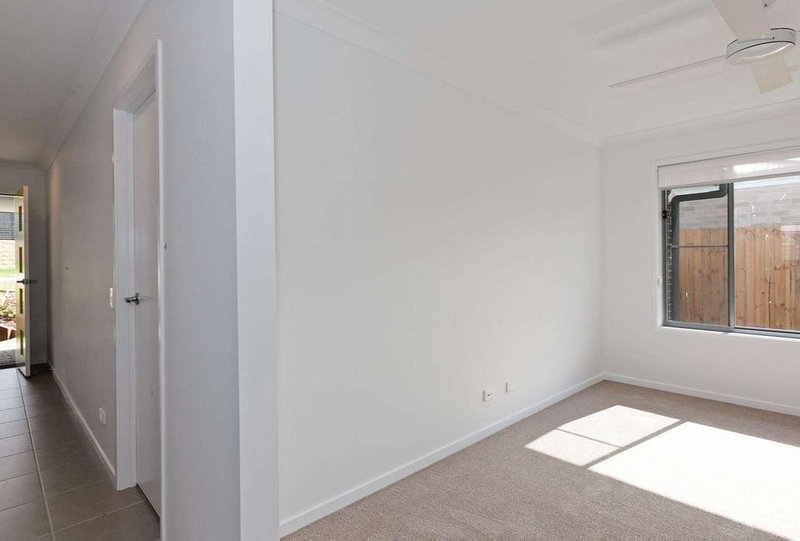 Photo - 28 Franklin Avenue, Park Ridge QLD 4125 - Image 6