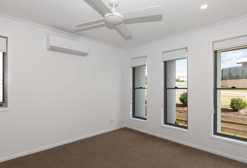 Photo - 28 Franklin Avenue, Park Ridge QLD 4125 - Image 7