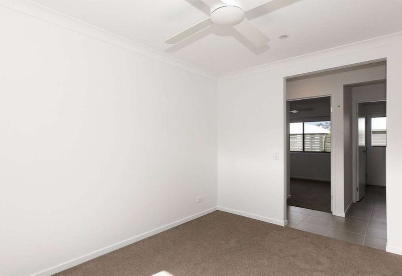 Photo - 28 Franklin Avenue, Park Ridge QLD 4125 - Image 8
