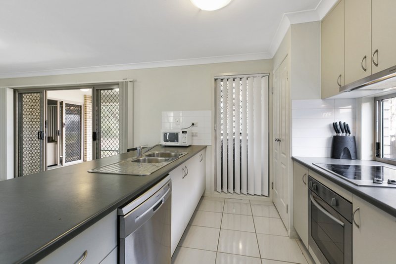 Photo - 28 Friend Street, Wakerley QLD 4154 - Image 4