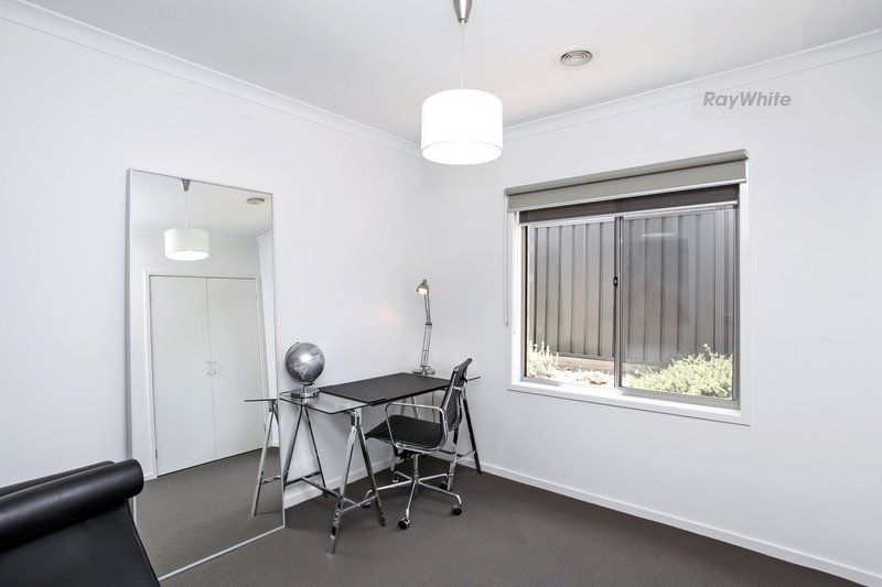 Photo - 28 Frontier Avenue, Greenvale VIC 3059 - Image 13