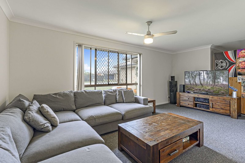 Photo - 28 Gillam Crescent, Bray Park QLD 4500 - Image 9