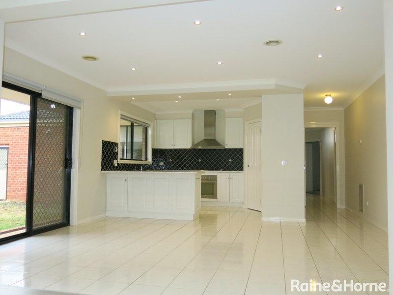 Photo - 28 Gisborne Way, Caroline Springs VIC 3023 - Image 4