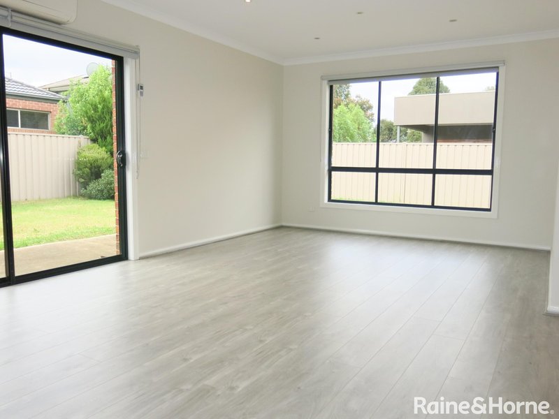 Photo - 28 Gisborne Way, Caroline Springs VIC 3023 - Image 5