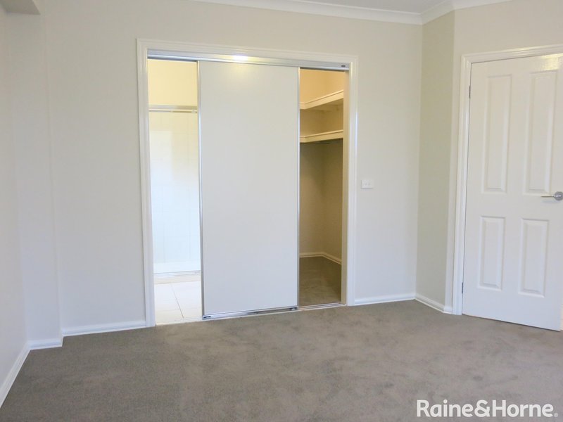 Photo - 28 Gisborne Way, Caroline Springs VIC 3023 - Image 8