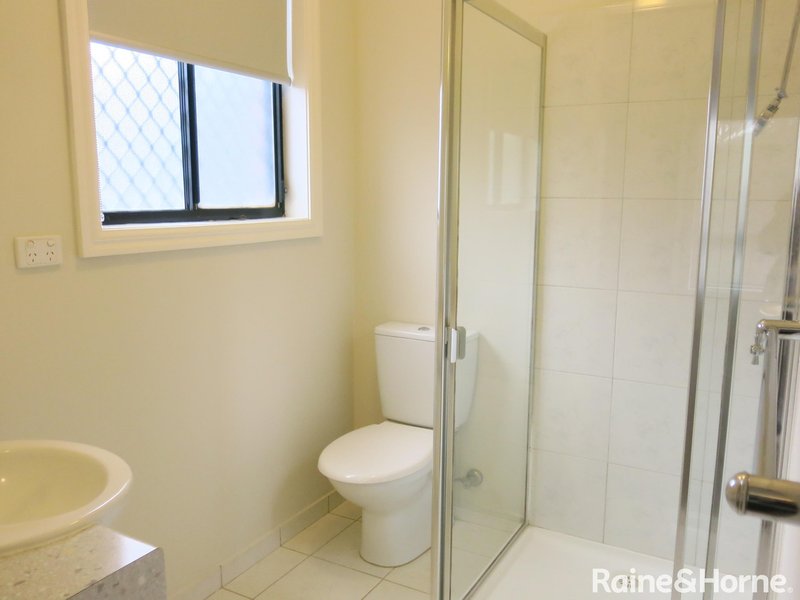 Photo - 28 Gisborne Way, Caroline Springs VIC 3023 - Image 10