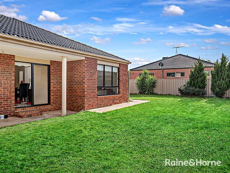 Photo - 28 Gisborne Way, Caroline Springs VIC 3023 - Image 15