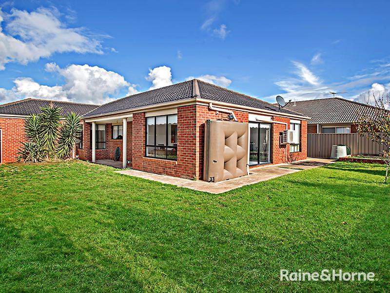 Photo - 28 Gisborne Way, Caroline Springs VIC 3023 - Image 16