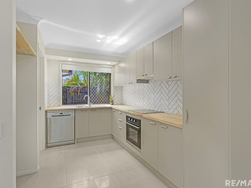 2/8 Government Road, Labrador QLD 4215