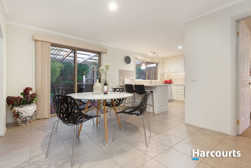 Photo - 28 Grantham Crescent, Berwick VIC 3806 - Image 3