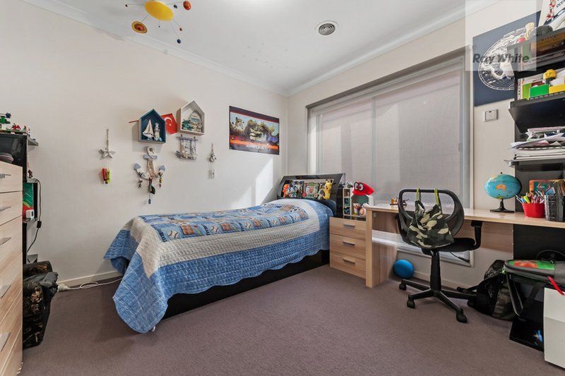 Photo - 28 Greenham Avenue, Craigieburn VIC 3064 - Image 11