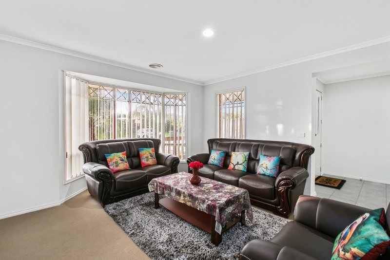 Photo - 28 Grice Quadrant, Pakenham VIC 3810 - Image 3