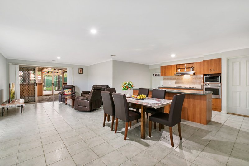 Photo - 28 Grice Quadrant, Pakenham VIC 3810 - Image 5