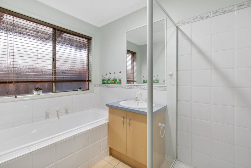 Photo - 28 Grice Quadrant, Pakenham VIC 3810 - Image 11