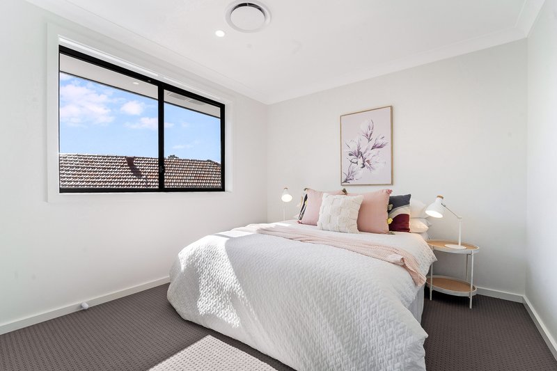 Photo - 28 Harcourt Avenue, East Hills NSW 2213 - Image 6