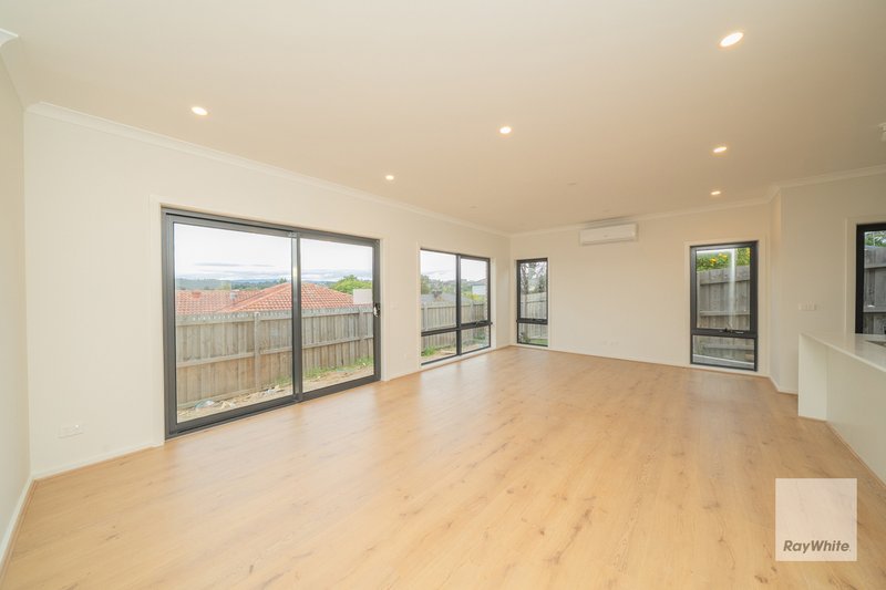 Photo - 2/8 Heatherdew Close, Endeavour Hills VIC 3802 - Image 3
