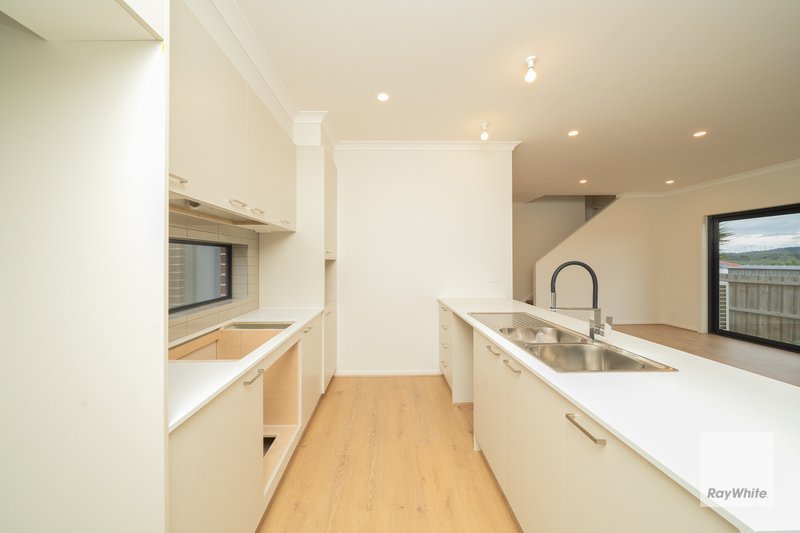 Photo - 2/8 Heatherdew Close, Endeavour Hills VIC 3802 - Image 4