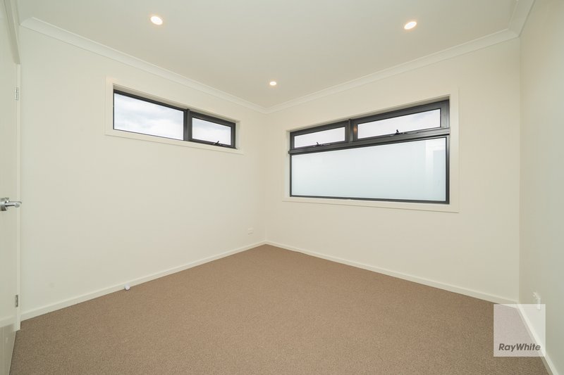 Photo - 2/8 Heatherdew Close, Endeavour Hills VIC 3802 - Image 8