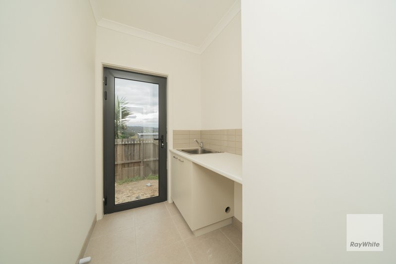 Photo - 2/8 Heatherdew Close, Endeavour Hills VIC 3802 - Image 11