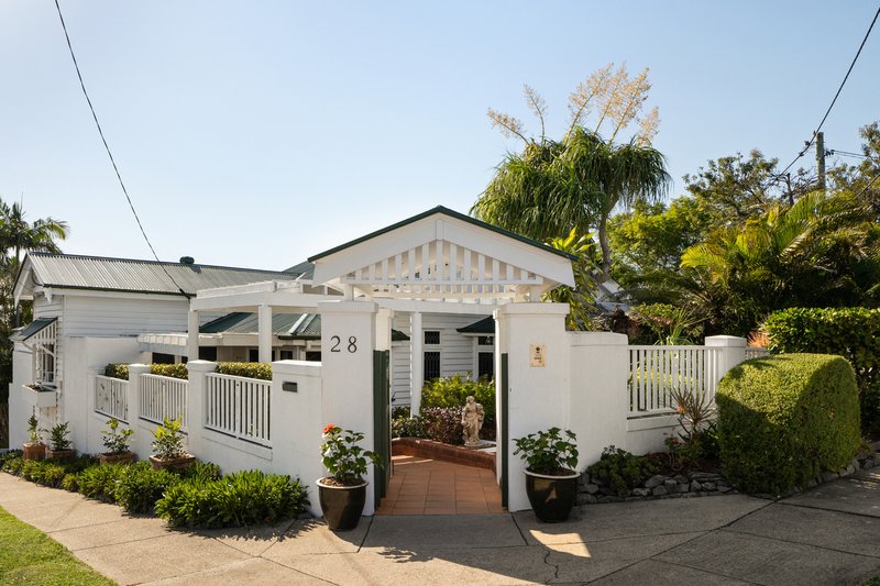 Photo - 28 Henzell Terrace, Greenslopes QLD 4120 - Image 4
