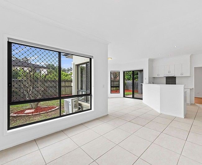 Photo - 28 Hilas Circuit, Sunnybank Hills QLD 4109 - Image 4