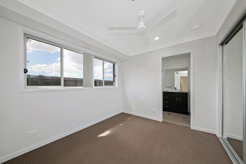 Photo - 2/8 Hobson Place, Boronia Heights QLD 4124 - Image 4