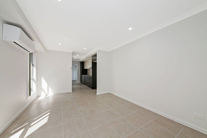 Photo - 2/8 Hobson Place, Boronia Heights QLD 4124 - Image 2