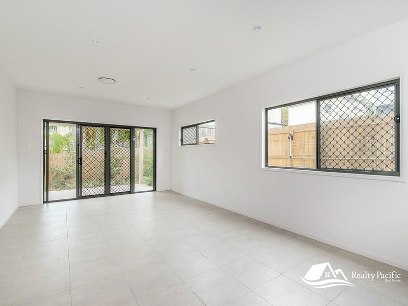 Photo - 2/8 Houthem Street, Camp Hill QLD 4152 - Image 4