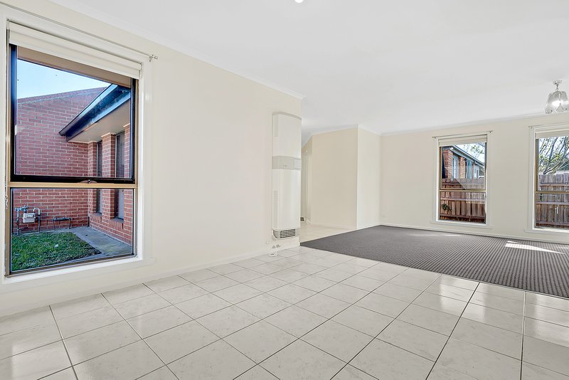 Photo - 2/8 Huntingdale Court, Craigieburn VIC 3064 - Image 3