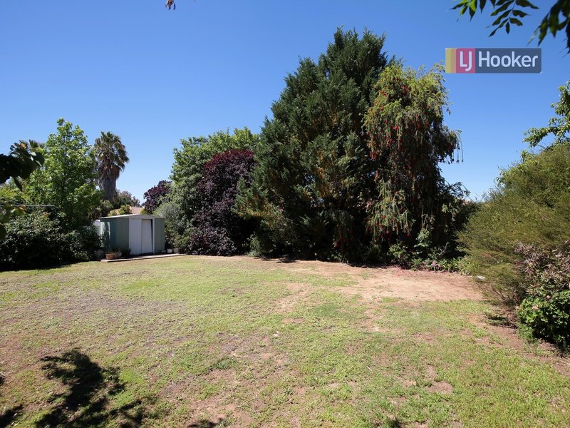 Photo - 28 Incarnie Crescent, Wagga Wagga NSW 2650 - Image 4