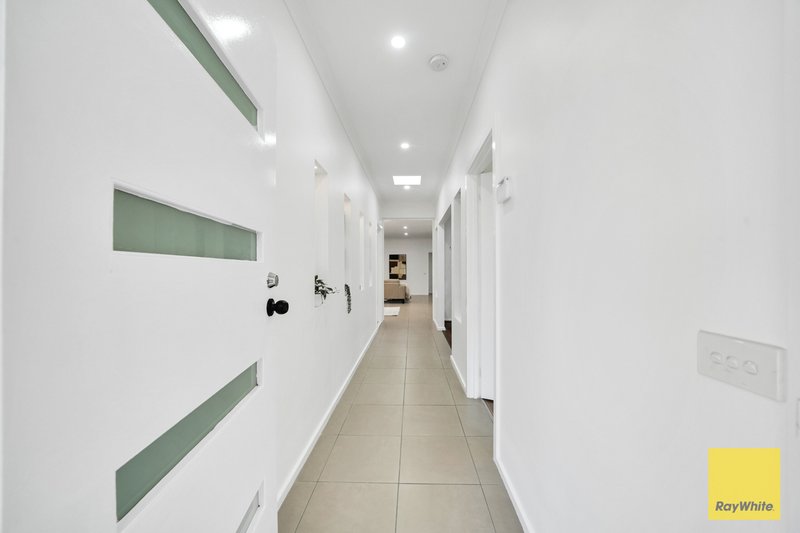 Photo - 28 Ironbark Grove, Burnside Heights VIC 3023 - Image 2