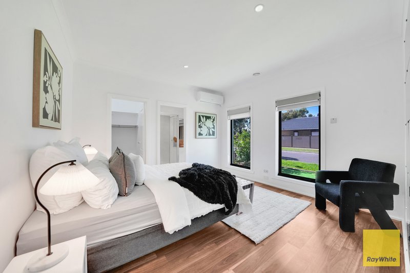 Photo - 28 Ironbark Grove, Burnside Heights VIC 3023 - Image 3