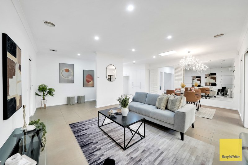 Photo - 28 Ironbark Grove, Burnside Heights VIC 3023 - Image 6