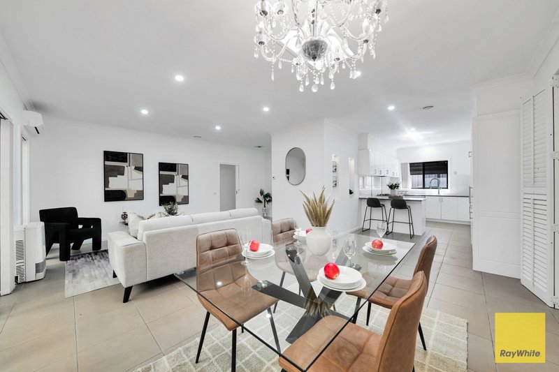 Photo - 28 Ironbark Grove, Burnside Heights VIC 3023 - Image 7