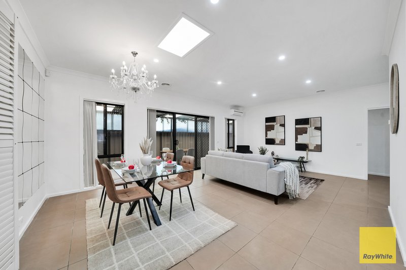 Photo - 28 Ironbark Grove, Burnside Heights VIC 3023 - Image 8