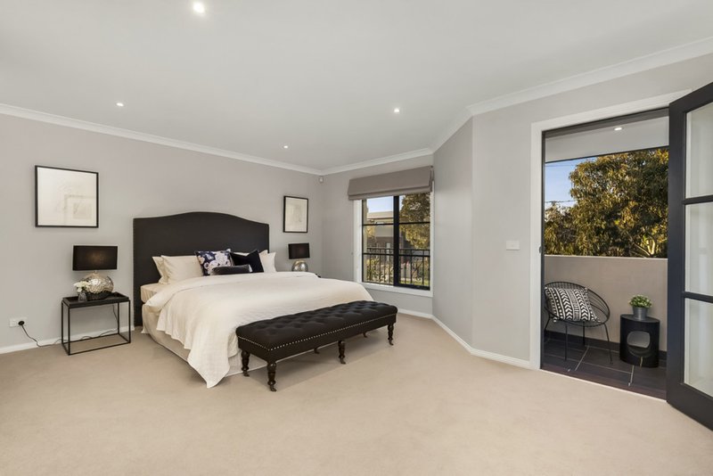 Photo - 28 Irving Street, Mount Waverley VIC 3149 - Image 7