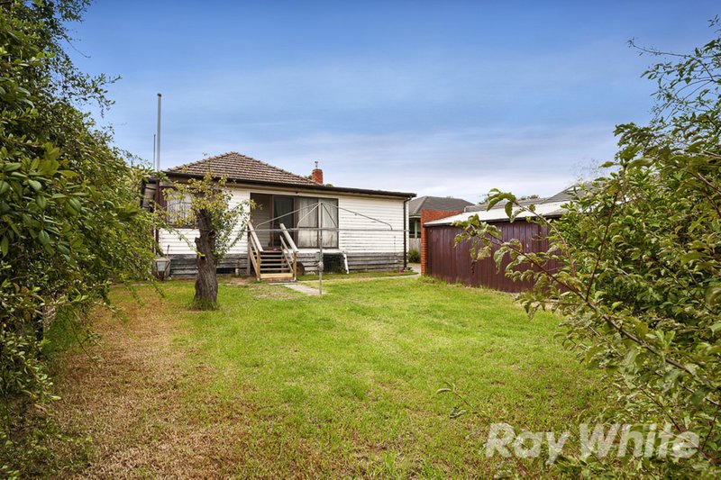 Photo - 28 Irving Street, Mount Waverley VIC 3149 - Image 9