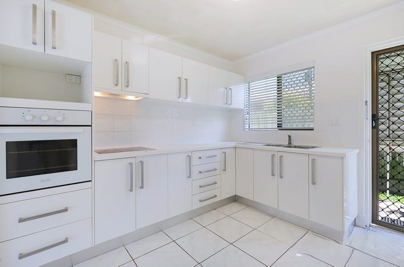 Photo - 2/8 Jeffrey Street, Redcliffe QLD 4020 - Image 3