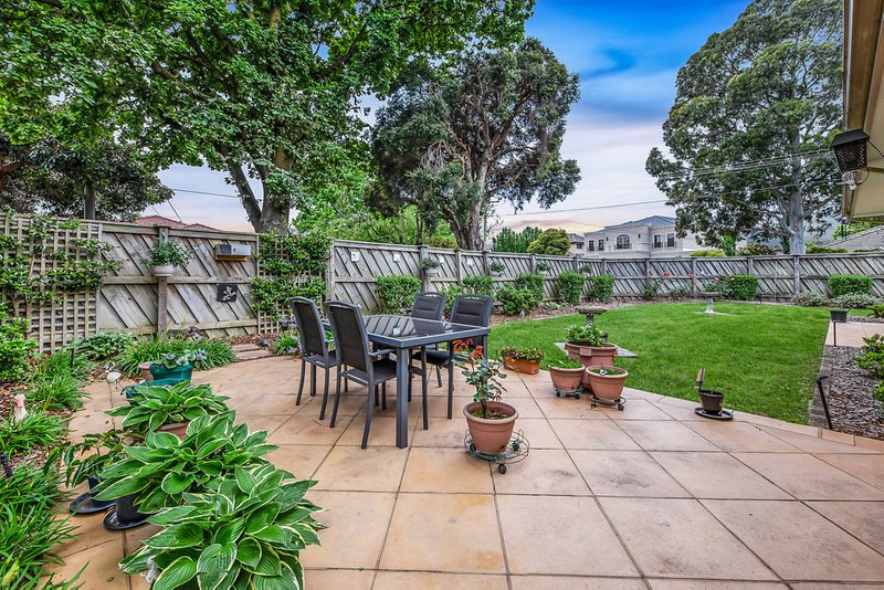 Photo - 28 Kenilworth Crescent, Glen Waverley VIC 3150 - Image 11