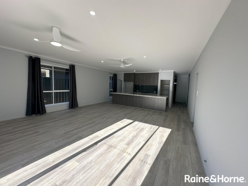 Photo - 28 Kilmington Road, Davoren Park SA 5113 - Image 5