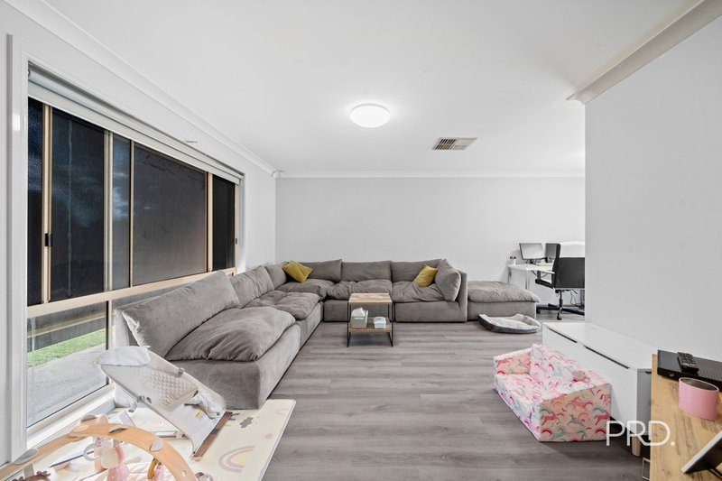 Photo - 28 Kimba Drive, Glenfield Park NSW 2650 - Image 2