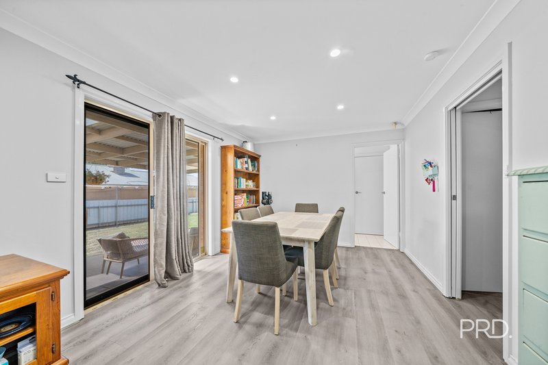 Photo - 28 Kimba Drive, Glenfield Park NSW 2650 - Image 5