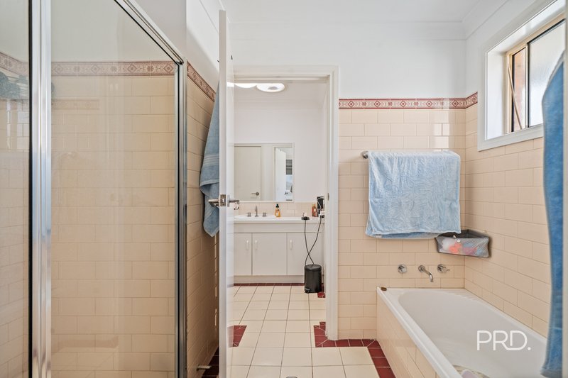 Photo - 28 Kimba Drive, Glenfield Park NSW 2650 - Image 9