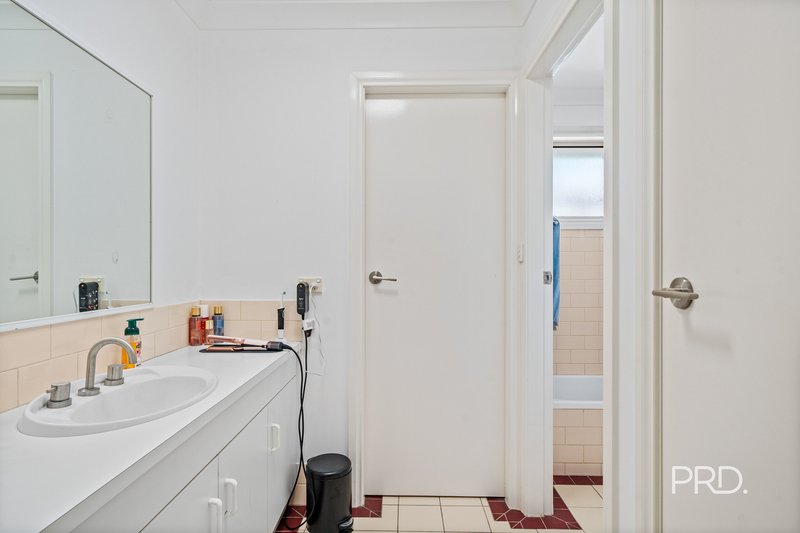 Photo - 28 Kimba Drive, Glenfield Park NSW 2650 - Image 10