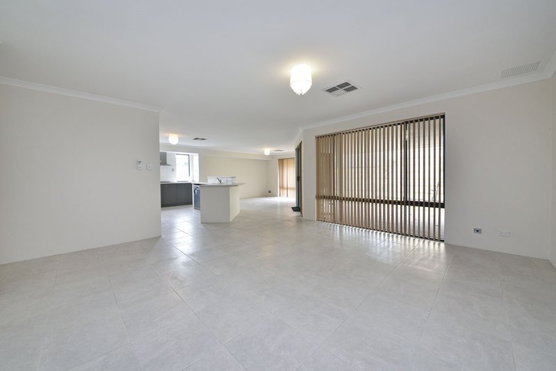 Photo - 28 Lady Lindsay Cove, Yanchep WA 6035 - Image 7