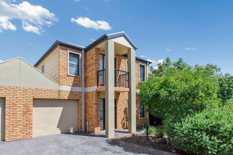 2/8 Lauffre Walk, Caroline Springs VIC 3023