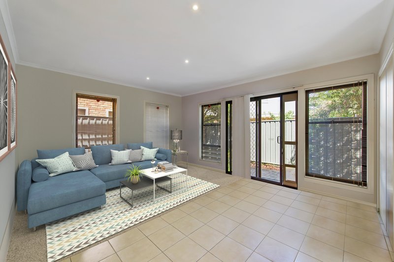 Photo - 2/8 Lauffre Walk, Caroline Springs VIC 3023 - Image 2