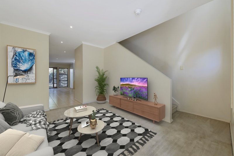 Photo - 2/8 Lauffre Walk, Caroline Springs VIC 3023 - Image 5