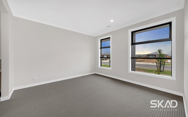 Photo - 28 Leafspring Road, Donnybrook VIC 3064 - Image 2