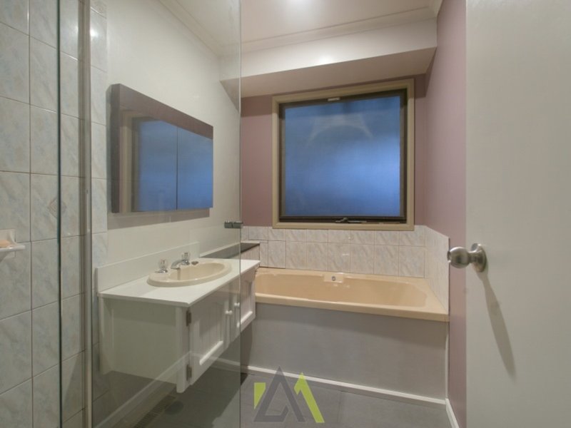 Photo - 28 Liardet Crescent, Frankston VIC 3199 - Image 7